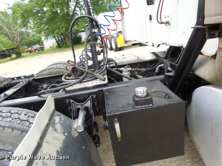 image for item DB1333 1995 International 8200 semi truck