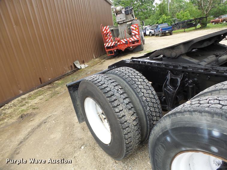 image for item DB1333 1995 International 8200 semi truck