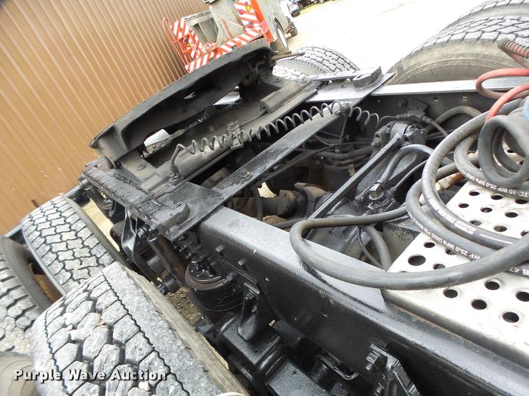 image for item DB1333 1995 International 8200 semi truck