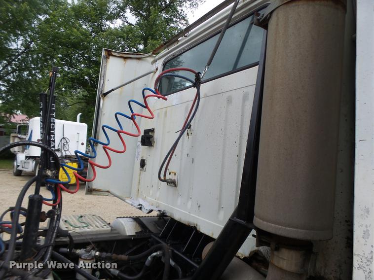 image for item DB1333 1995 International 8200 semi truck