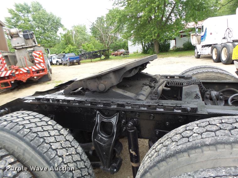 image for item DB1333 1995 International 8200 semi truck