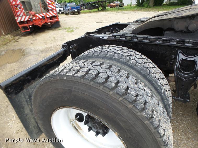 image for item DB1333 1995 International 8200 semi truck