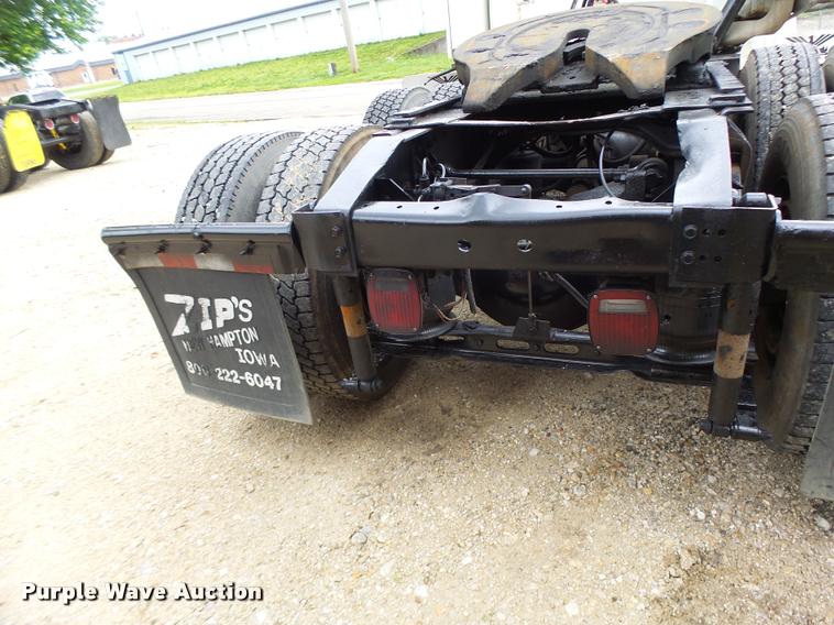 image for item DB1333 1995 International 8200 semi truck