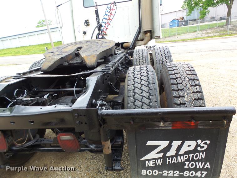 image for item DB1333 1995 International 8200 semi truck