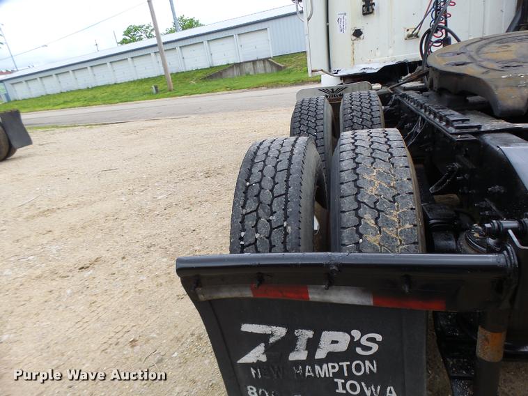 image for item DB1333 1995 International 8200 semi truck