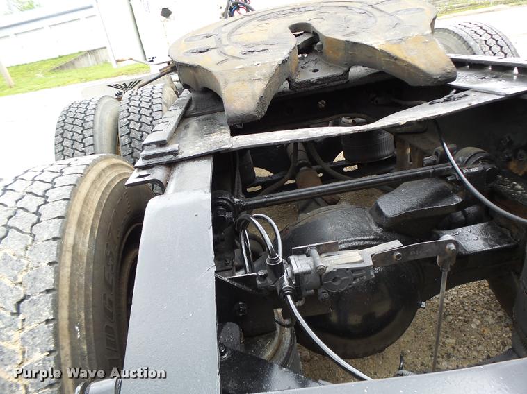 image for item DB1333 1995 International 8200 semi truck