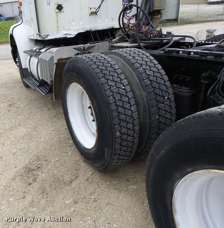 image for item DB1333 1995 International 8200 semi truck