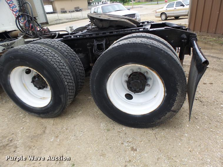 image for item DB1333 1995 International 8200 semi truck