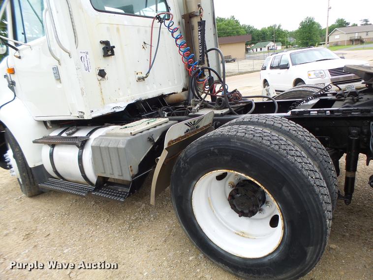 image for item DB1333 1995 International 8200 semi truck