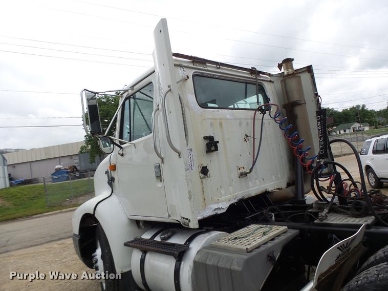 image for item DB1333 1995 International 8200 semi truck