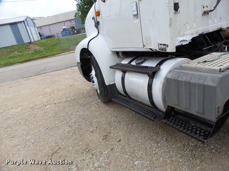 image for item DB1333 1995 International 8200 semi truck