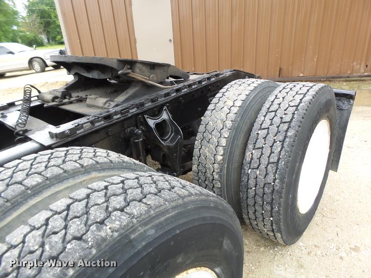 image for item DB1333 1995 International 8200 semi truck