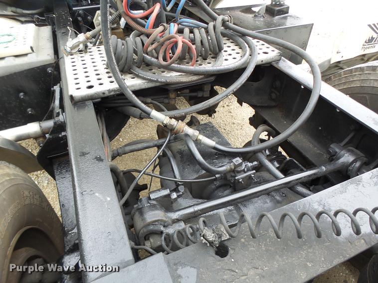 image for item DB1333 1995 International 8200 semi truck