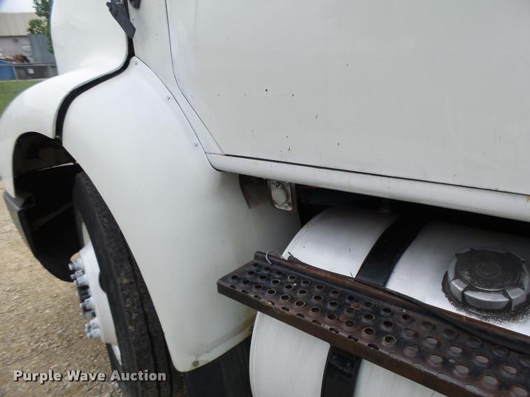 image for item DB1333 1995 International 8200 semi truck