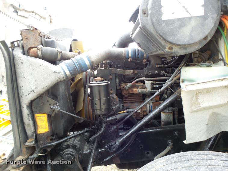 image for item DB1333 1995 International 8200 semi truck