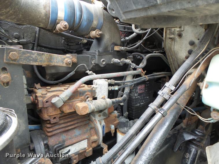 image for item DB1333 1995 International 8200 semi truck