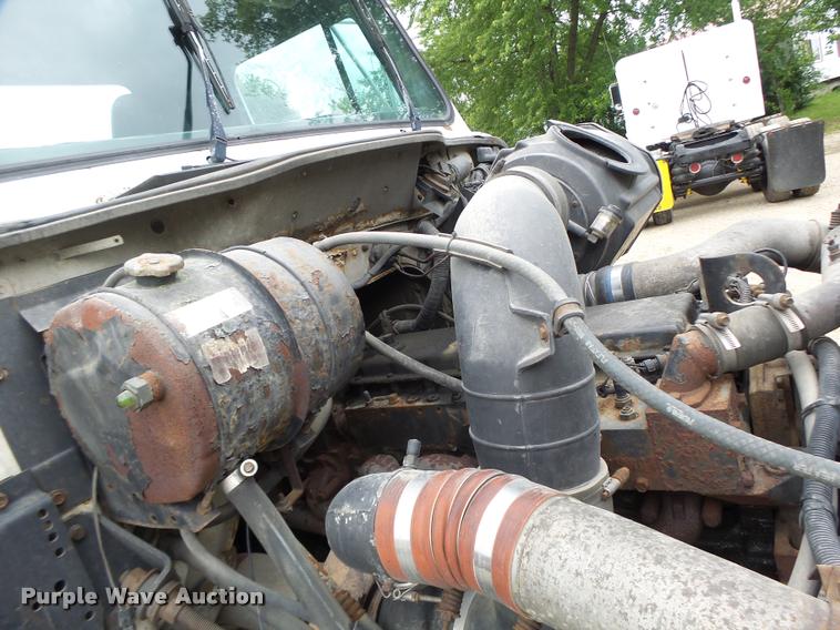 image for item DB1333 1995 International 8200 semi truck