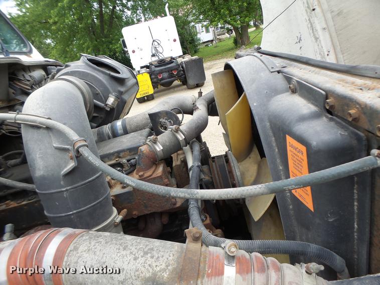 image for item DB1333 1995 International 8200 semi truck