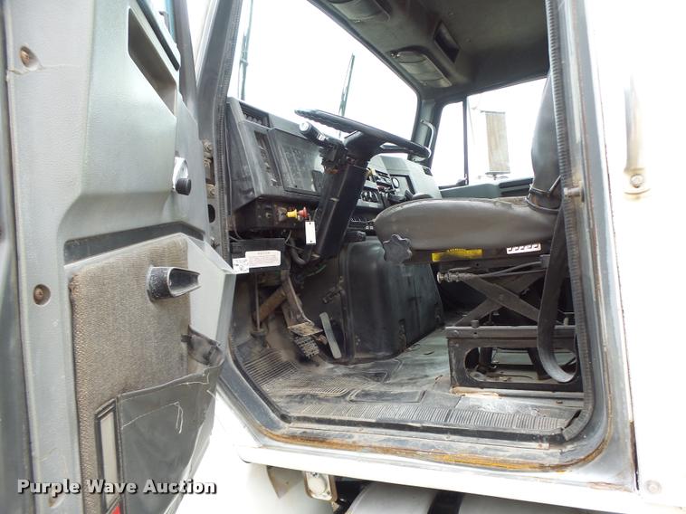 image for item DB1333 1995 International 8200 semi truck