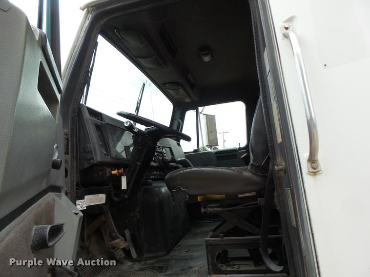 image for item DB1333 1995 International 8200 semi truck