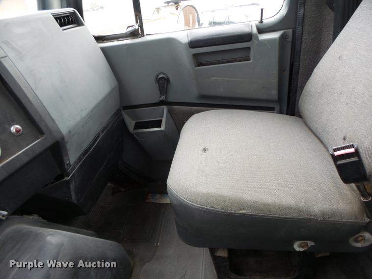 image for item DB1333 1995 International 8200 semi truck