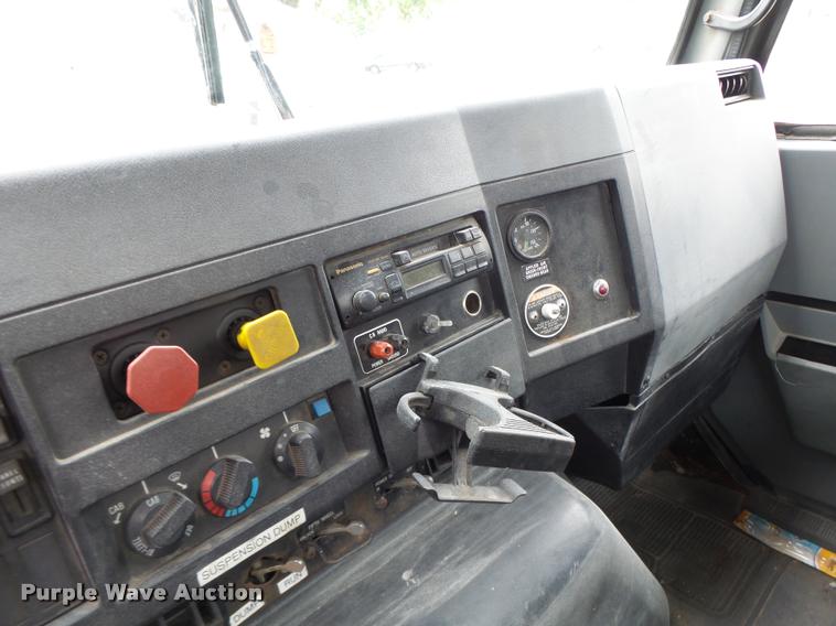 image for item DB1333 1995 International 8200 semi truck