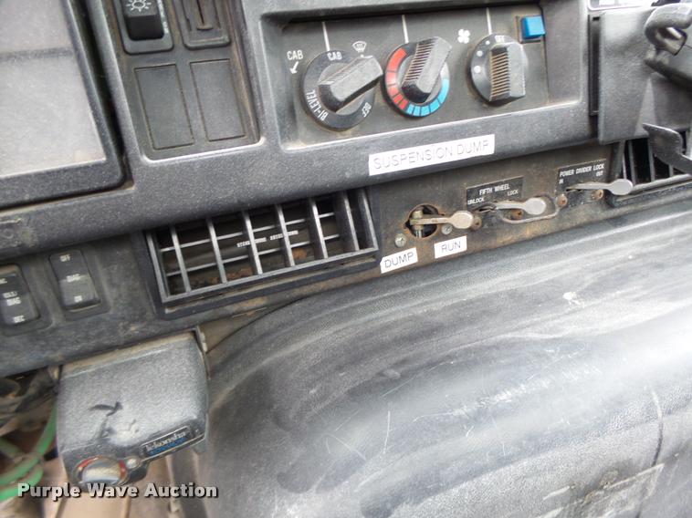 image for item DB1333 1995 International 8200 semi truck