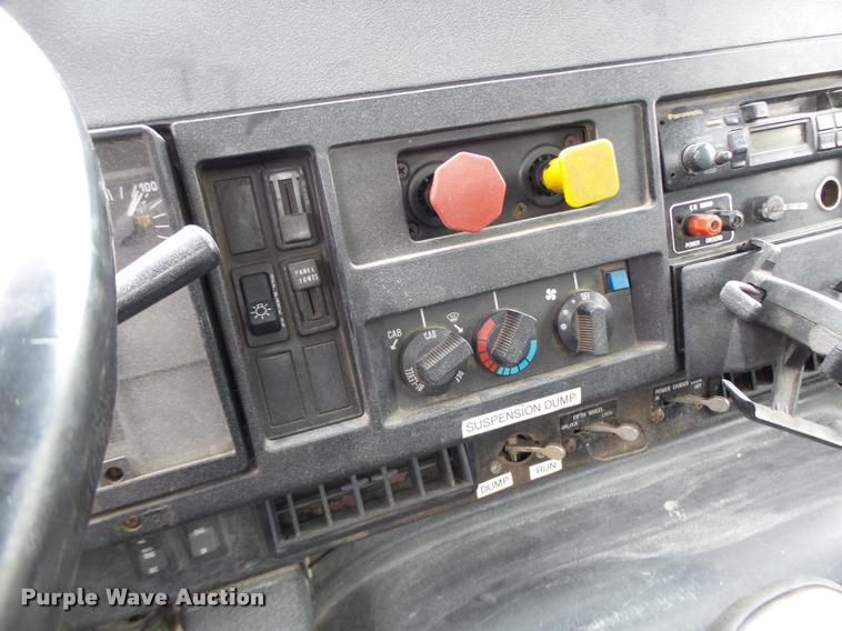 image for item DB1333 1995 International 8200 semi truck