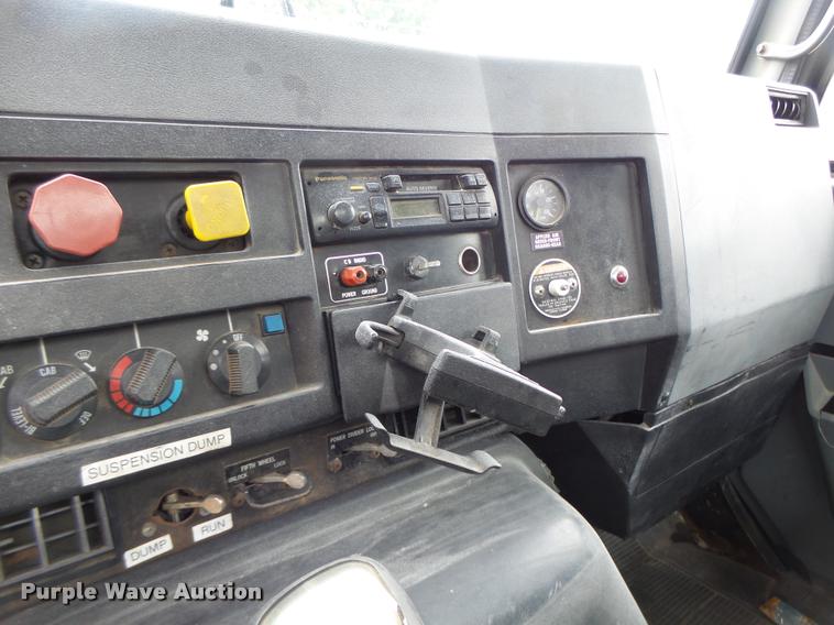 image for item DB1333 1995 International 8200 semi truck