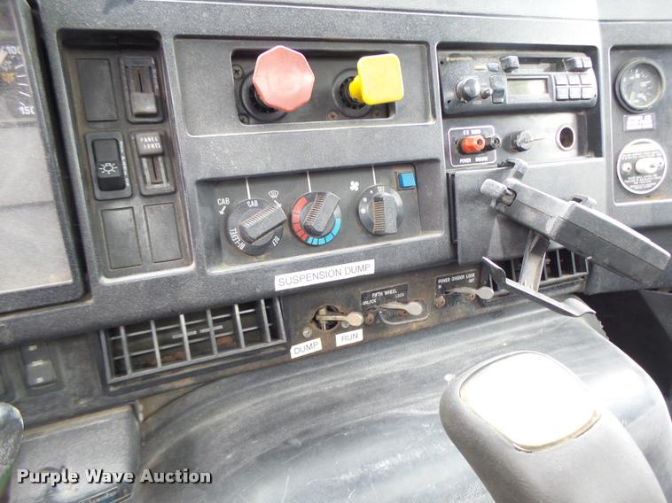 image for item DB1333 1995 International 8200 semi truck