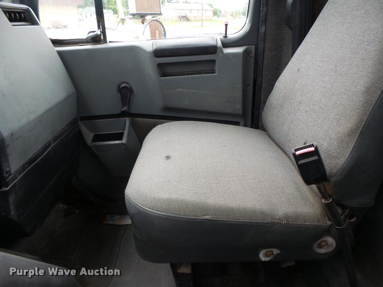 image for item DB1333 1995 International 8200 semi truck