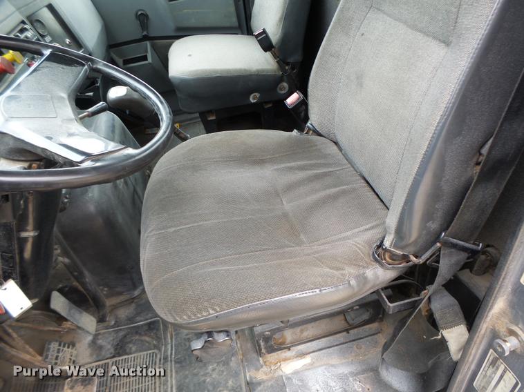 image for item DB1333 1995 International 8200 semi truck