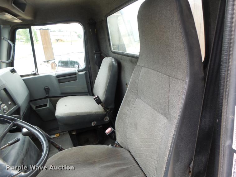 image for item DB1333 1995 International 8200 semi truck