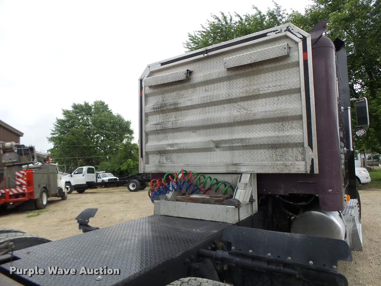 image for item DB1335 1995 Freightliner FLD semi truck