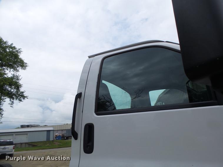 image for item DB1336 2007 GMC C7500 truck cab and chassis