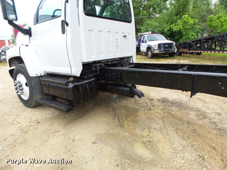 image for item DB1336 2007 GMC C7500 truck cab and chassis