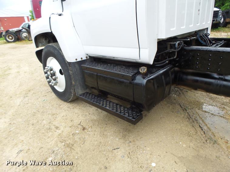 image for item DB1336 2007 GMC C7500 truck cab and chassis