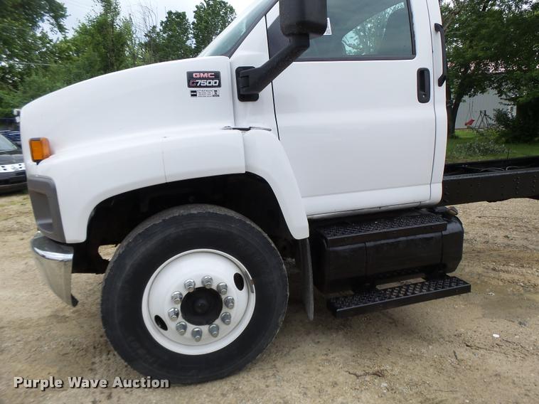 image for item DB1336 2007 GMC C7500 truck cab and chassis
