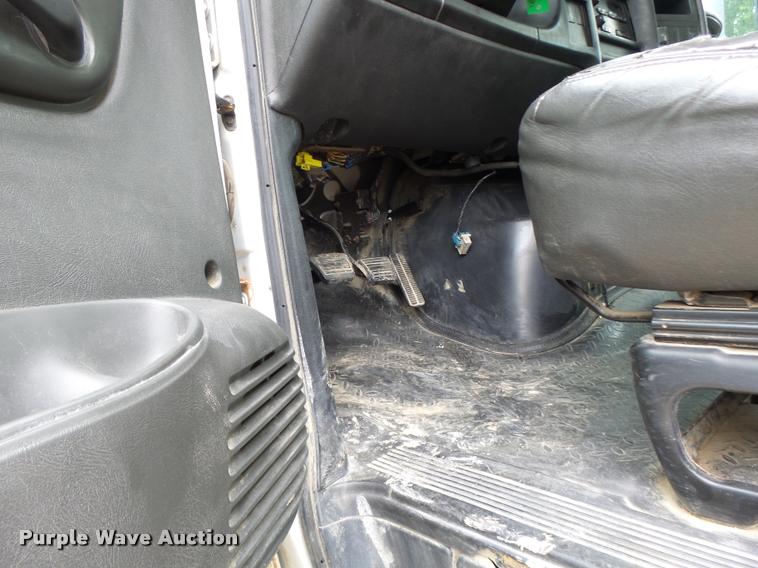 image for item DB1336 2007 GMC C7500 truck cab and chassis