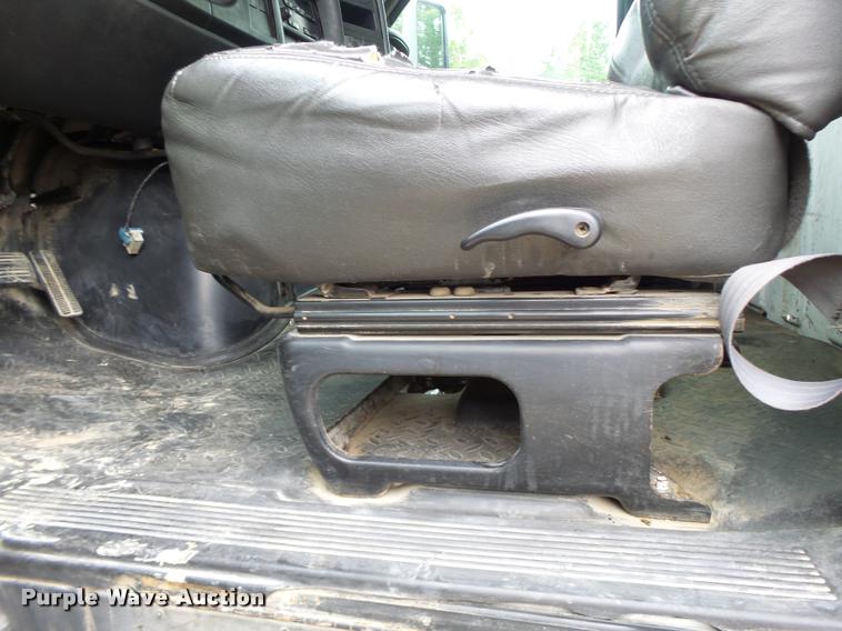 image for item DB1336 2007 GMC C7500 truck cab and chassis