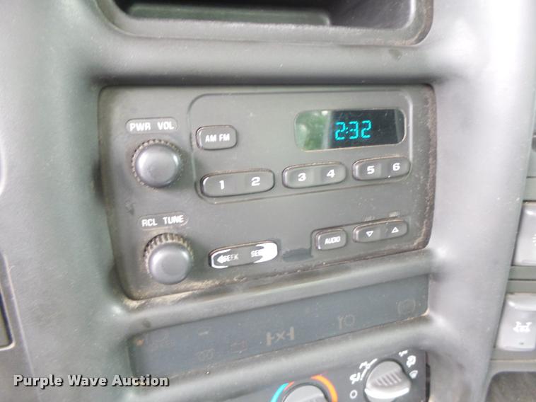 image for item DB1336 2007 GMC C7500 truck cab and chassis