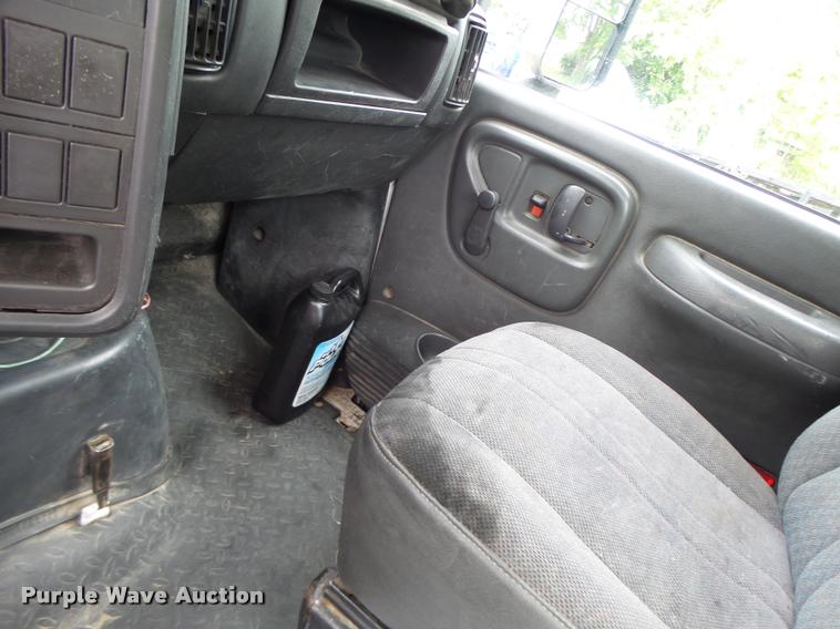 image for item DB1336 2007 GMC C7500 truck cab and chassis