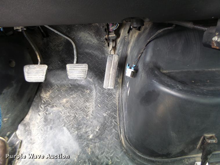 image for item DB1336 2007 GMC C7500 truck cab and chassis