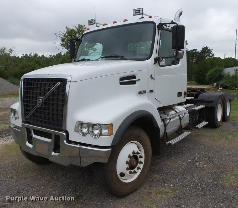 image for item DB2590 2008 Volvo VHD semi truck