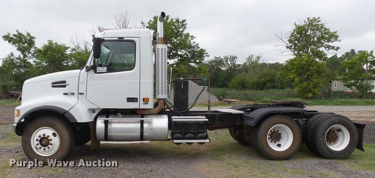image for item DB2590 2008 Volvo VHD semi truck