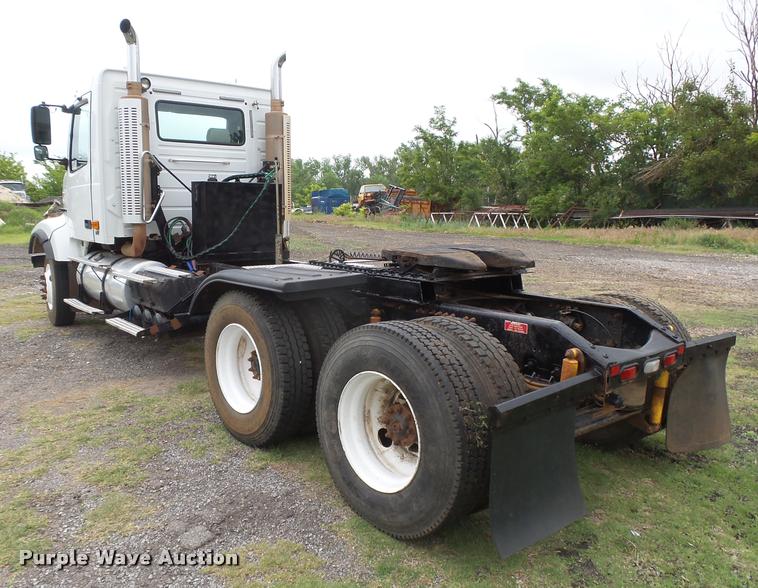 image for item DB2590 2008 Volvo VHD semi truck