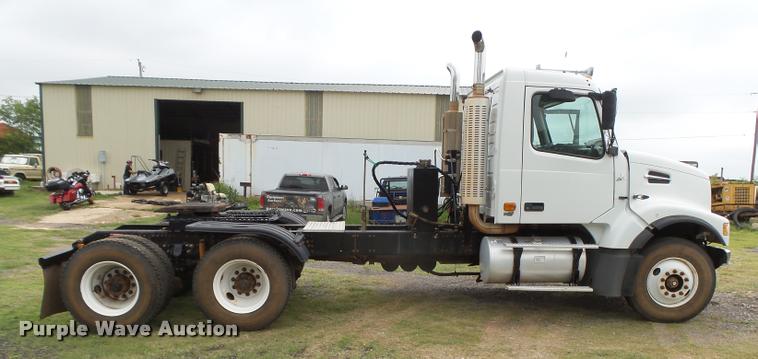 image for item DB2590 2008 Volvo VHD semi truck