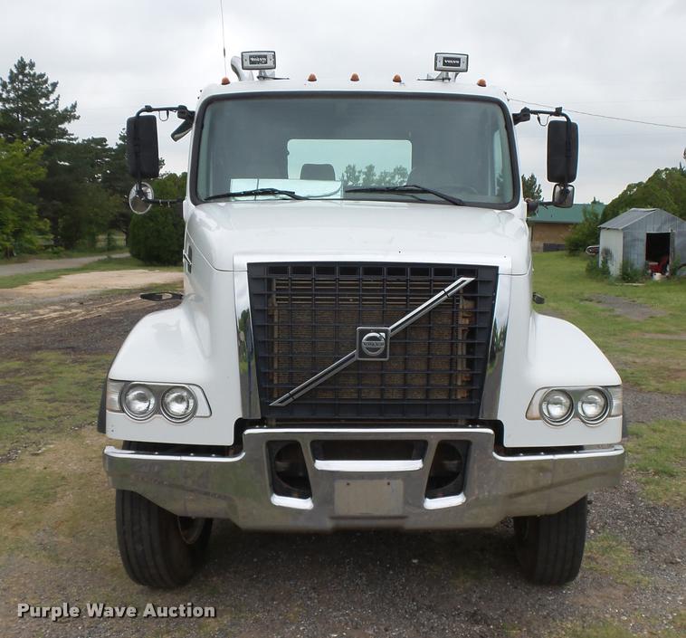 image for item DB2590 2008 Volvo VHD semi truck