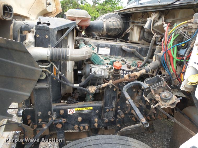 image for item DB2590 2008 Volvo VHD semi truck