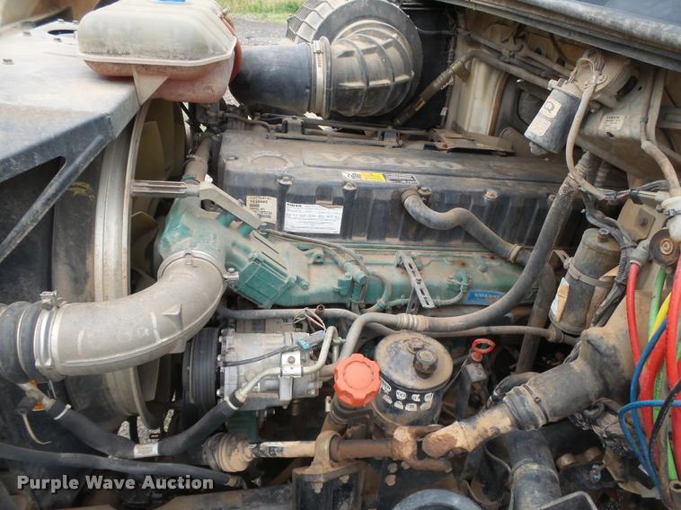 image for item DB2590 2008 Volvo VHD semi truck